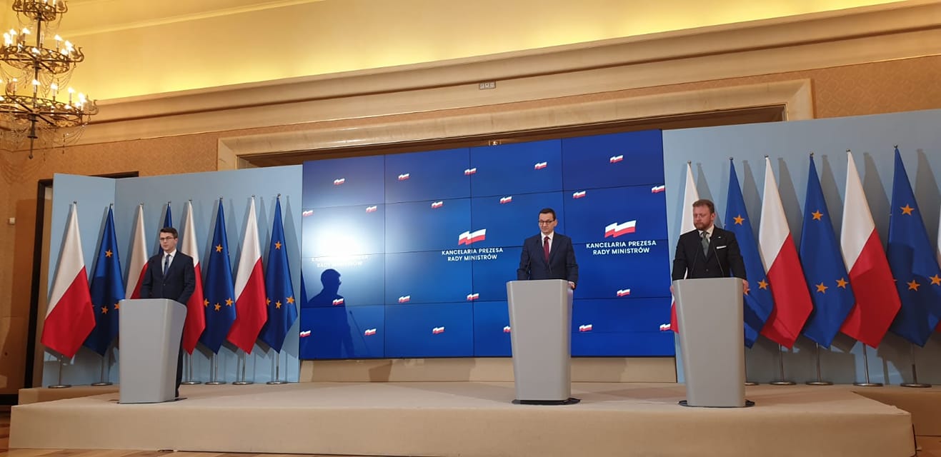Minister Łukasz Szumowski w Kancelaria Premiera: Ograniczamy wychodzenie z domu ...