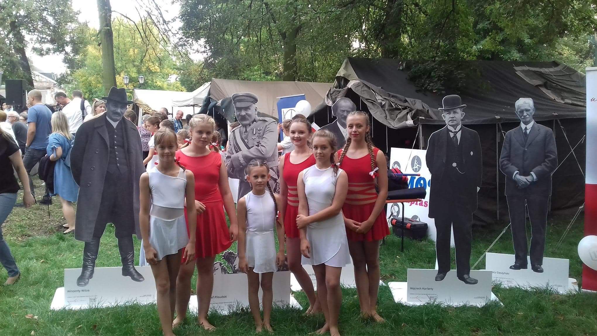 Od godziny 15:00 na Placu Kościuszki w Piotrków Trybunalski trwa piknik niepodle...