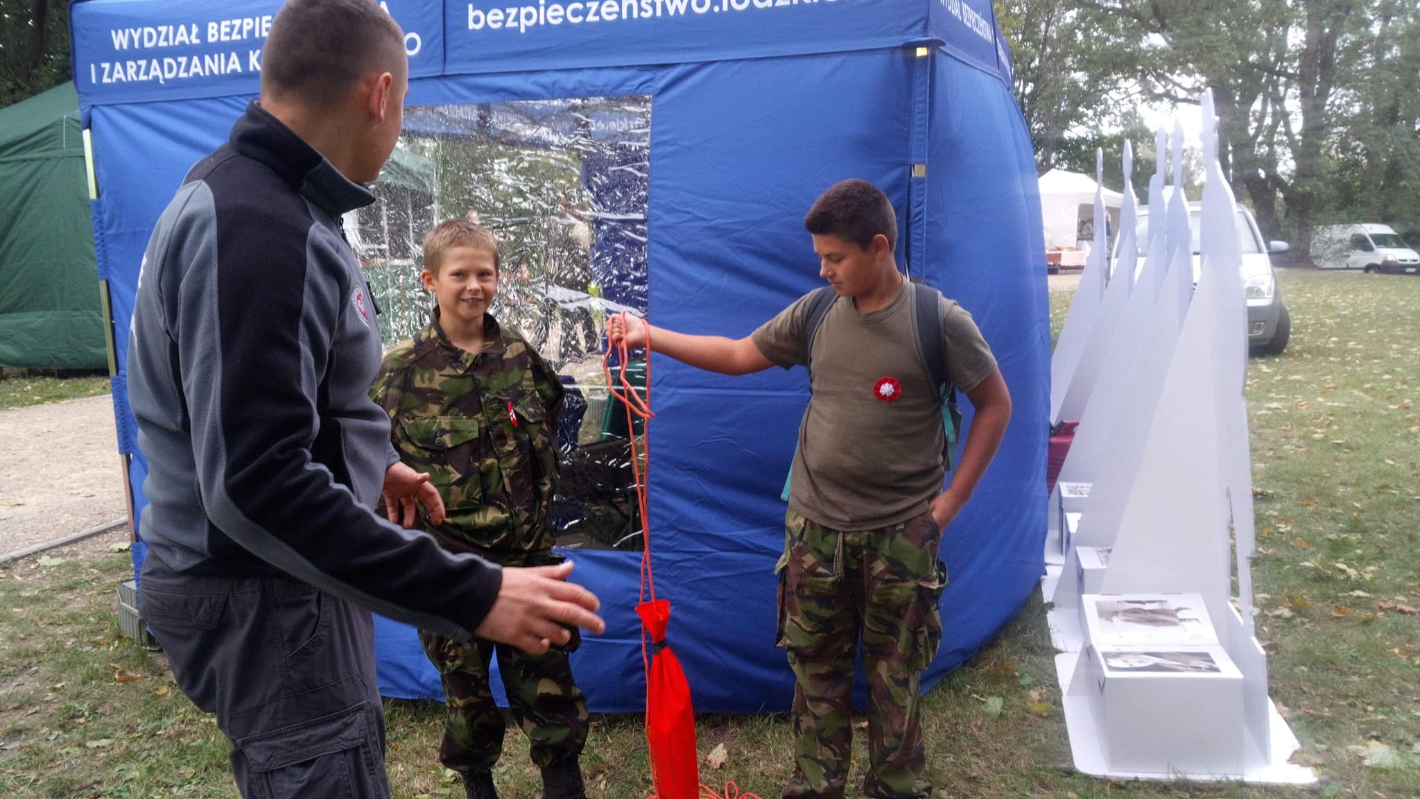 W Sieradzu na Wzgórzu Zamkowym trwa piknik rodzinno - niepodległościowy organizo...