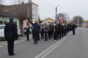 Poczty sztandarowe wraz z orkiestrą dętą gotowe do wymarszu