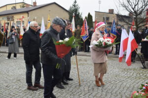 Przedstawiciele kombatantów składający okolicznościową wiązankę