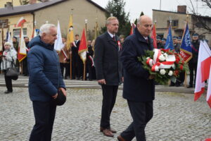 Przedstawiciele Urzędu Gminy w Czarnożyłach składający okolicznościową wiązankę