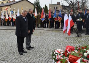 Przedstawiciele Urzędu Gminy w Mokrsku składający okolicznościową wiązankę