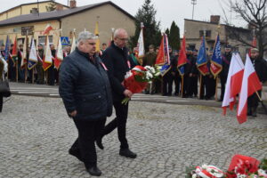 Przedstawiciele Urzędu Gminy Skomlin składający okolicznościową wiązankę