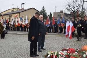 Przedstawiciele Urzędu Gminy w Wierzchlesie składający okolicznościową wiązankę