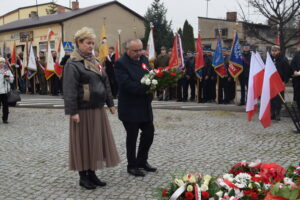 Przedstawiciele Urzędu Gminy w Konopnicy składający okolicznościową wiązankę