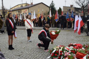 Przedstawiciele społeczności szkolnej Szkoły Podstawowej im. Powstańców Styczniowych w Osjakowie składający okolicznościową wiązankę