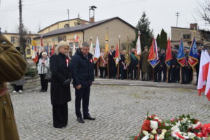 Przedstawiciele Nadwarciańskiego Banku Spółdzielczego w Działoszynie oddział w Osjakowie składający okolicznościową wiązankę