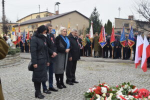 Przedstawiciele składający okolicznościową wiązankę