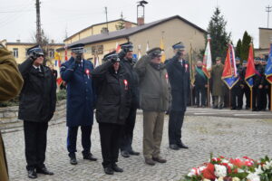 Przedstawiciele służb mundurowych składający okolicznościową wiązankę