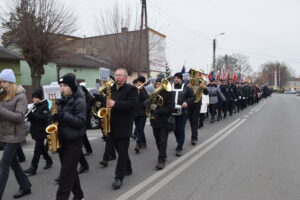 Pochód sztandarów z orkiestrą z przodu