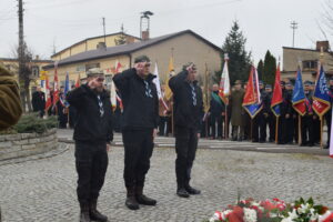 Harcerze składający okolicznościową wiązankę