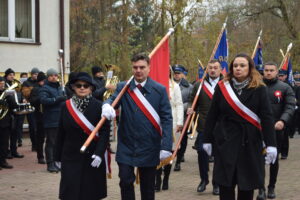 Poczty sztandarowe wchodzące na teren szkoły podstawowej w Osjakowie