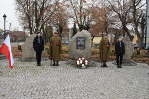 Harcerze i członkowie SHBON w Wieluniu obok obelisku Poległym za ojczyznę