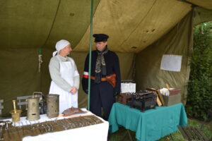 Rekonstruktorzy przestawiający wyposażenie militarne z czasów pierwszej wojny światowej