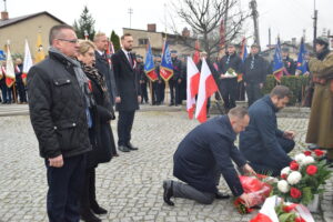 Delegacja Starostwa Powiatowego w Wieluniu składająca okolicznościową wiązankę