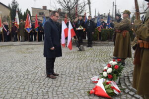 Poseł Paweł Rychlik składający okolicznościową wiązankę