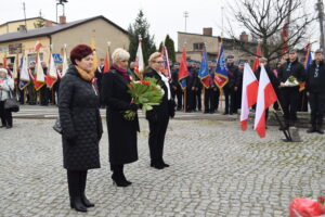 Przedstawiciela Urzędu Miasta i Gminy Osjaków składający okolicznościową wiązankę