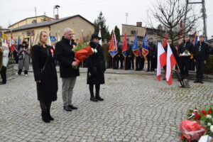 Przedstawiciele Rady Miejskiej w Osjakowie składający okolicznościową wiązankę