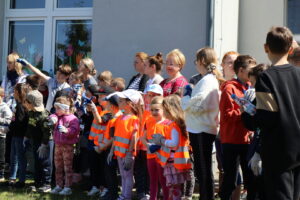 Zdjęcie przedstawia uczniów, którzy wzięli udział w Operacji Czysta Rzeka