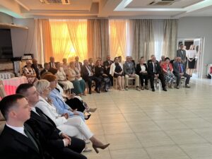 Zdjęcie przedstawia wszystkie osoby na sali
