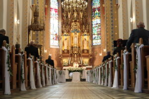 Zdjęcie przedstawia wnętrze kościoła w Osjakowie podczas mszy świętej z okazji 50 lecia małżeństwa
