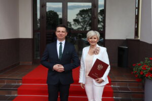 Zdjęcie przedstawia Zastępcę Burmistrza Miasta i Gminy Osjaków Wojciecha Zygmunta wraz z Burmistrzem Miasta i Gminy Osjaków Renatą Kostrzycką przed wejściem na czerwonym dywanie