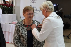 Zdjęcie przedstawia Burmistrza Miasta i Gminy Osjaków wręczającą medal za długoletnie pożycie małżeńskie Prezydenta Rzeczpospolitej Polskiej jubilatom