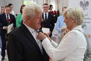 Zdjęcie przedstawia Burmistrza Miasta i Gminy Osjaków wręczającą medal za długoletnie pożycie małżeńskie Prezydenta Rzeczpospolitej Polskiej jubilatom