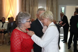 Zdjęcie przedstawia Burmistrza Miasta i Gminy Osjaków wręczającą medal za długoletnie pożycie małżeńskie Prezydenta Rzeczpospolitej Polskiej jubilatom