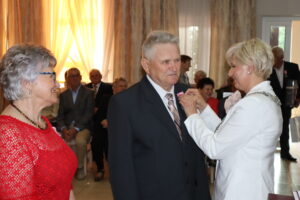 Zdjęcie przedstawia Burmistrza Miasta i Gminy Osjaków wręczającą medal za długoletnie pożycie małżeńskie Prezydenta Rzeczpospolitej Polskiej jubilatom