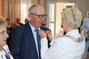 Zdjęcie przedstawia Burmistrza Miasta i Gminy Osjaków wręczającą medal za długoletnie pożycie małżeńskie Prezydenta Rzeczpospolitej Polskiej jubilatom