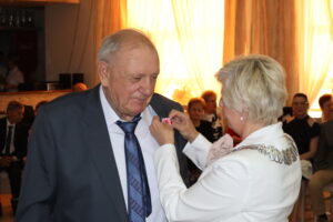 Zdjęcie przedstawia Burmistrza Miasta i Gminy Osjaków wręczającą medal za długoletnie pożycie małżeńskie Prezydenta Rzeczpospolitej Polskiej jubilatom