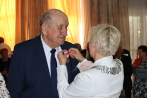 Zdjęcie przedstawia Burmistrza Miasta i Gminy Osjaków wręczającą medal za długoletnie pożycie małżeńskie Prezydenta Rzeczpospolitej Polskiej jubilatom