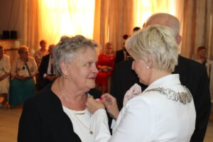 Zdjęcie przedstawia Burmistrza Miasta i Gminy Osjaków wręczającą medal za długoletnie pożycie małżeńskie Prezydenta Rzeczpospolitej Polskiej jubilatom