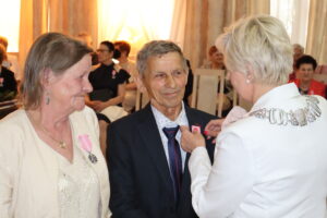 Zdjęcie przedstawia Burmistrza Miasta i Gminy Osjaków wręczającą medal za długoletnie pożycie małżeńskie Prezydenta Rzeczpospolitej Polskiej jubilatom