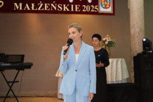 Zdjęcie przedstawia posłankę Jolantę Ziębę-Gzik przemawiającą do jubilatów