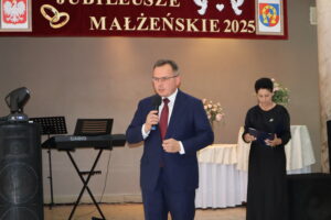 Zdjęcie przedstawia posła Paweł Rychlik przemawiającego do jubilatów