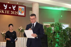 Zdjęcie przedstawia Skarbnika Powiatu Wieluńskiego odczytującego list od Starosty Wieluńskiego