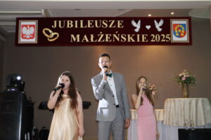 Zdjęcie przedstawia dzieci z GOK-u śpiewające